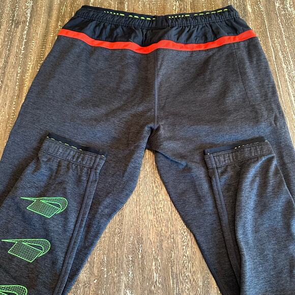 Men’s Nike Sports Tank Top & Sweatpant Joggers 2-Piece Set, L (Tank) M (Pants) - Picture 9 of 16